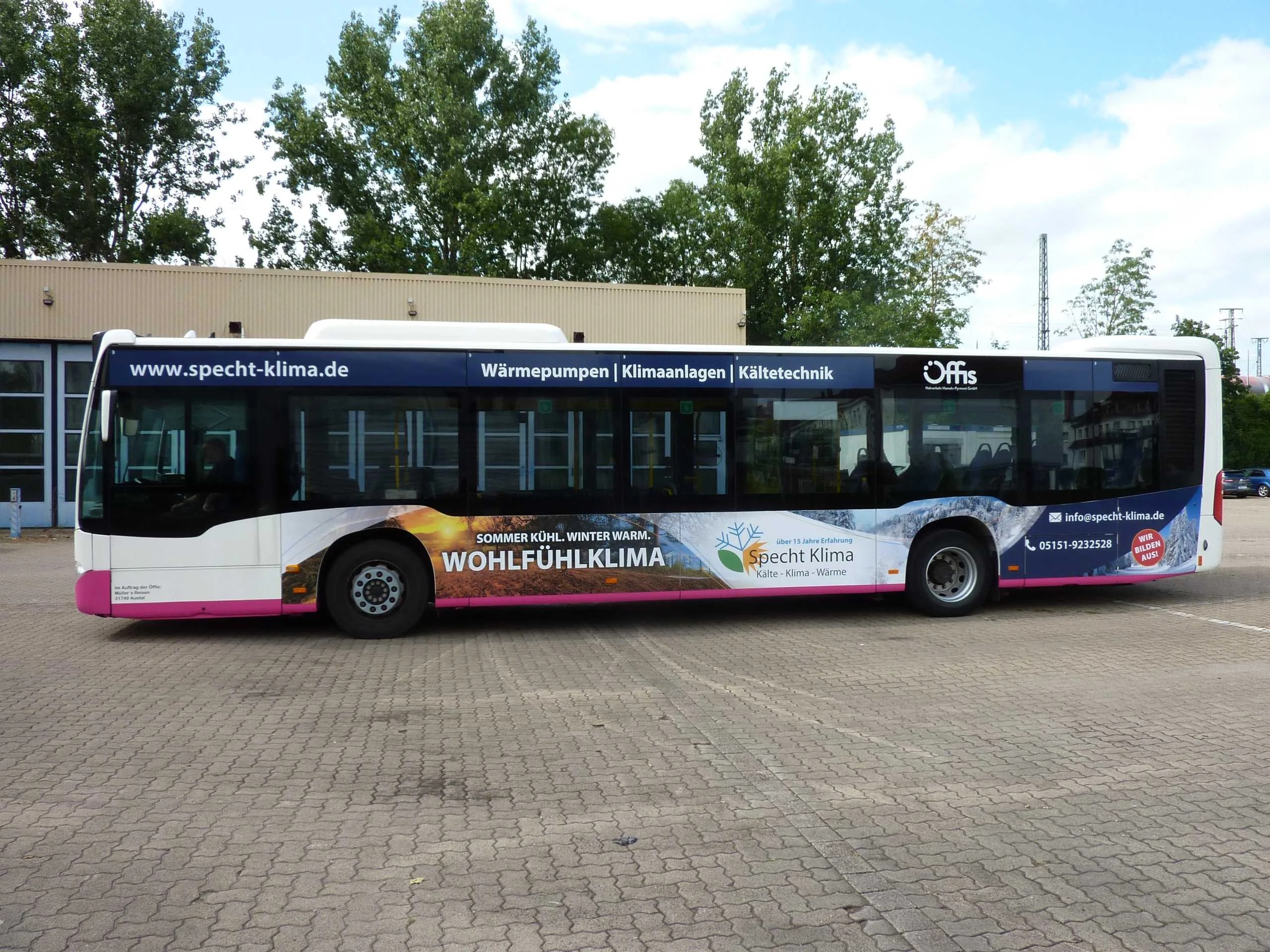 Linienbus mit Werbebeklebung von Specht Klima: Fahrerseite mit Schriftzug „Wärmepumpen · Klimaanlagen · Kältetechnik“ und Slogan „Sommer kühl. Winter warm. Wohlfühlklima“.