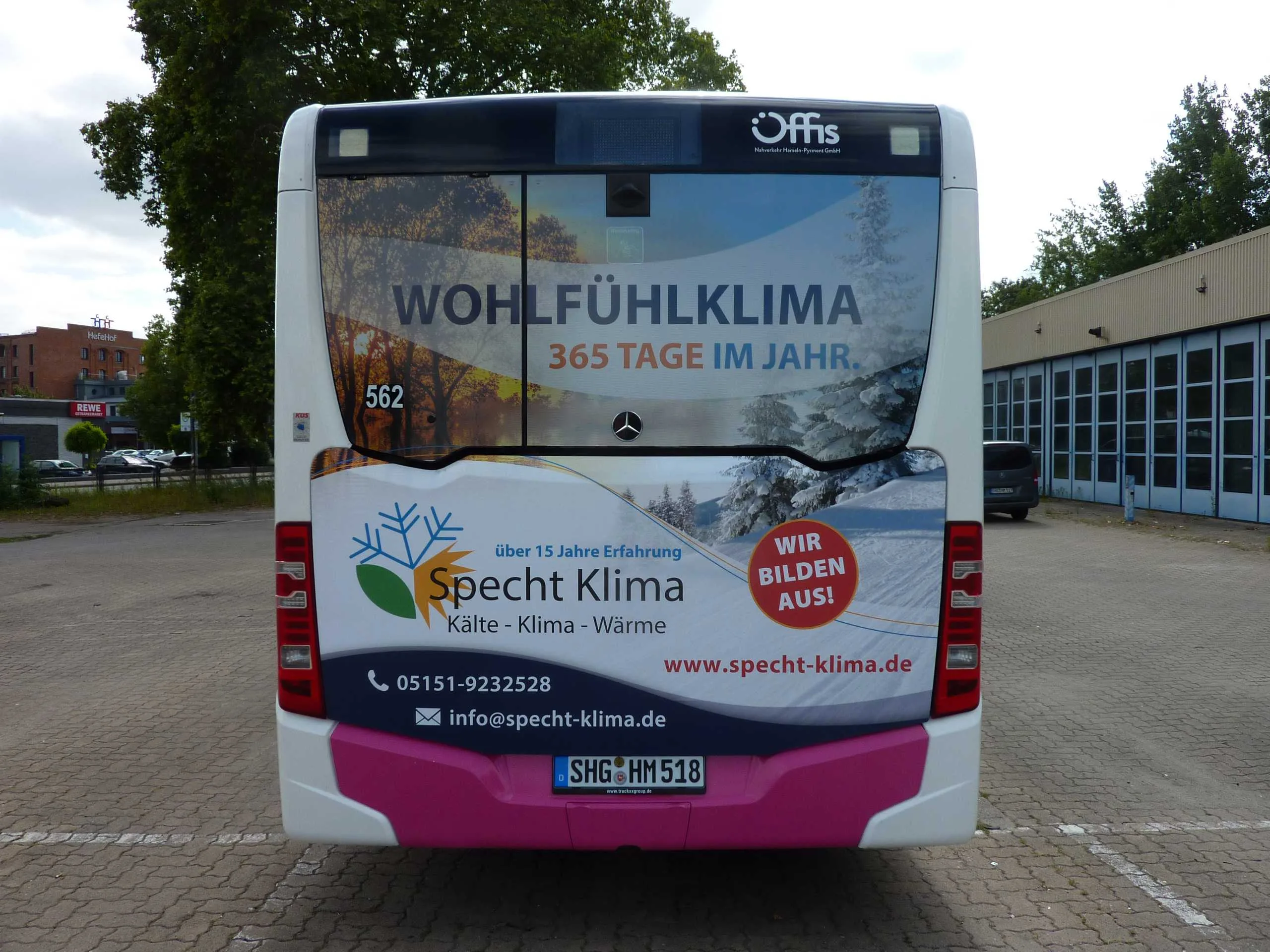 Heckansicht des Linienbusses mit Werbeschriftzug „Wohlfühlklima 365 Tage im Jahr.“ sowie Specht Klima Logo, Telefon- und E-Mail-Adresse.