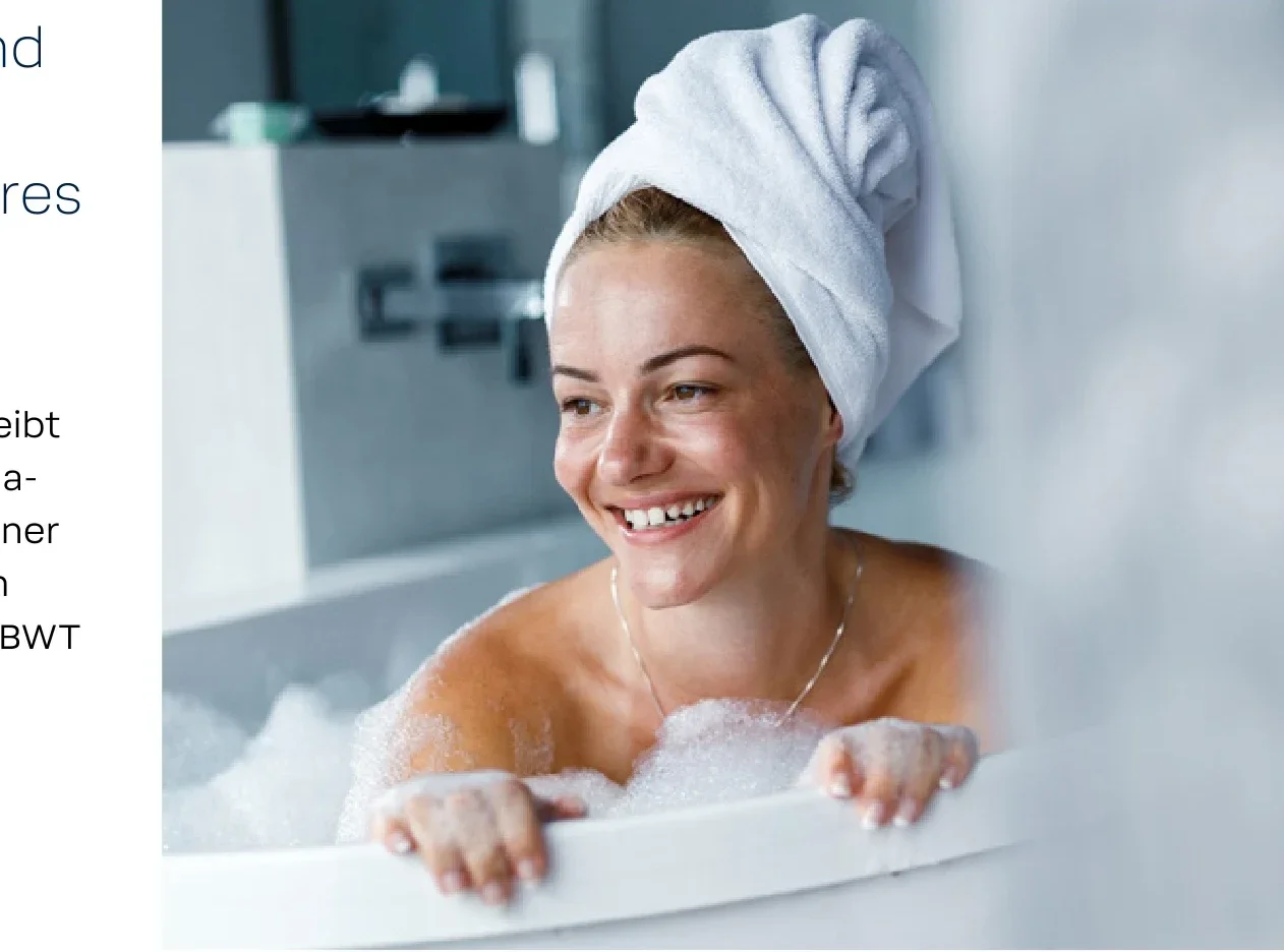 Person mit Handtuch im Haar – Symbolbild für Beauty und Wohlbefinden