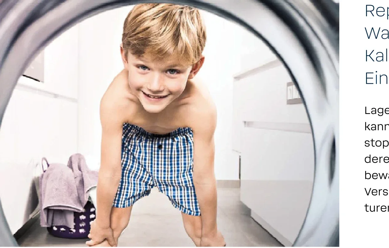 Kind vor einer offenen Waschmaschine mit weichem Handtuch
