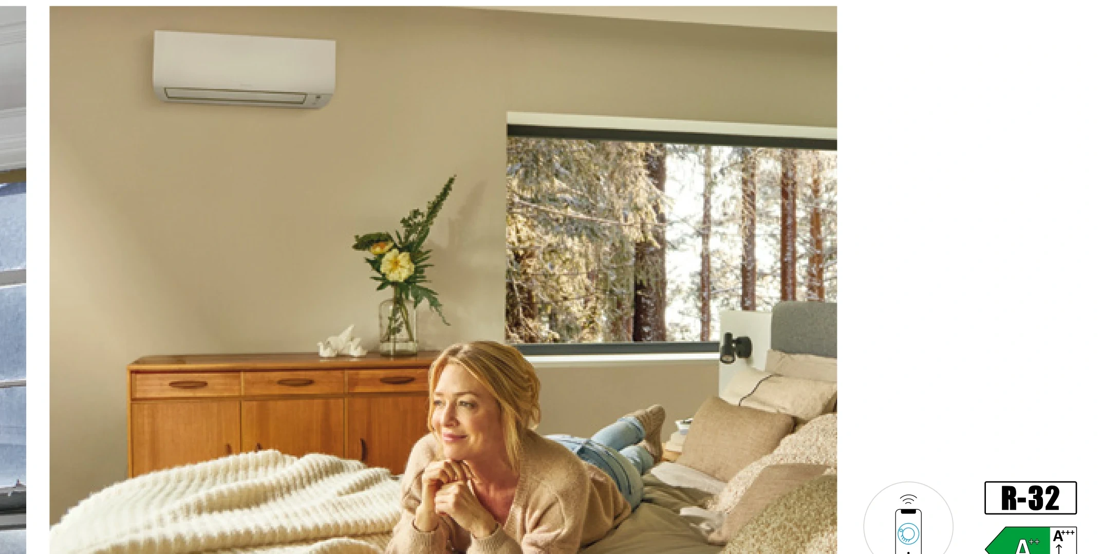 Daikin Comfora Wandgerät in einem gemütlichen Schlaf-/Wohnbereich mit Blumenstrauß