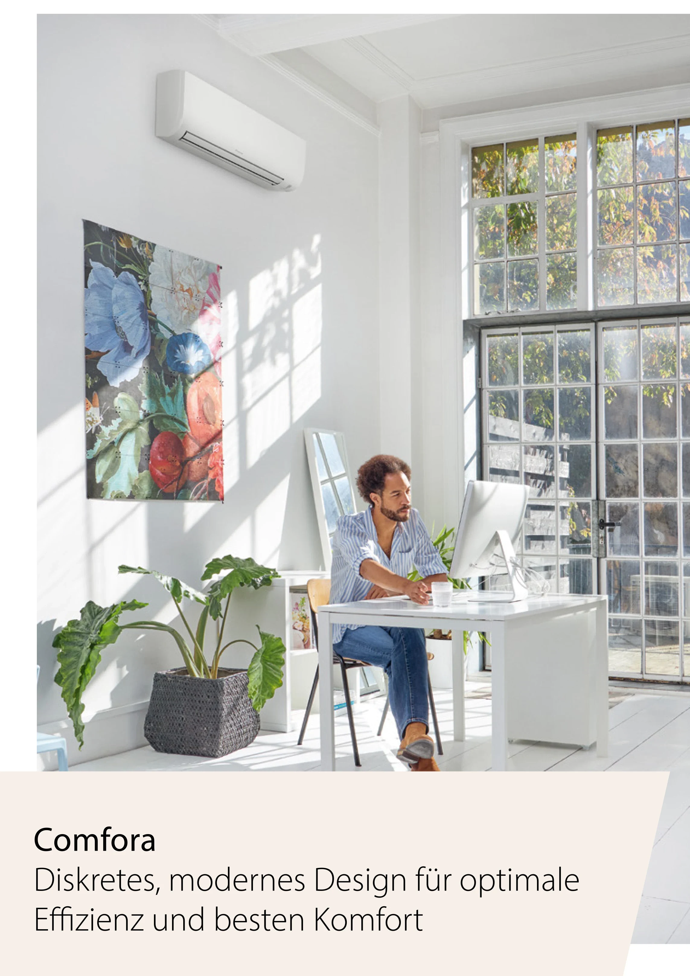 Daikin Comfora Wandgerät in einem hellen Homeoffice mit großem Fenster und Pflanzen