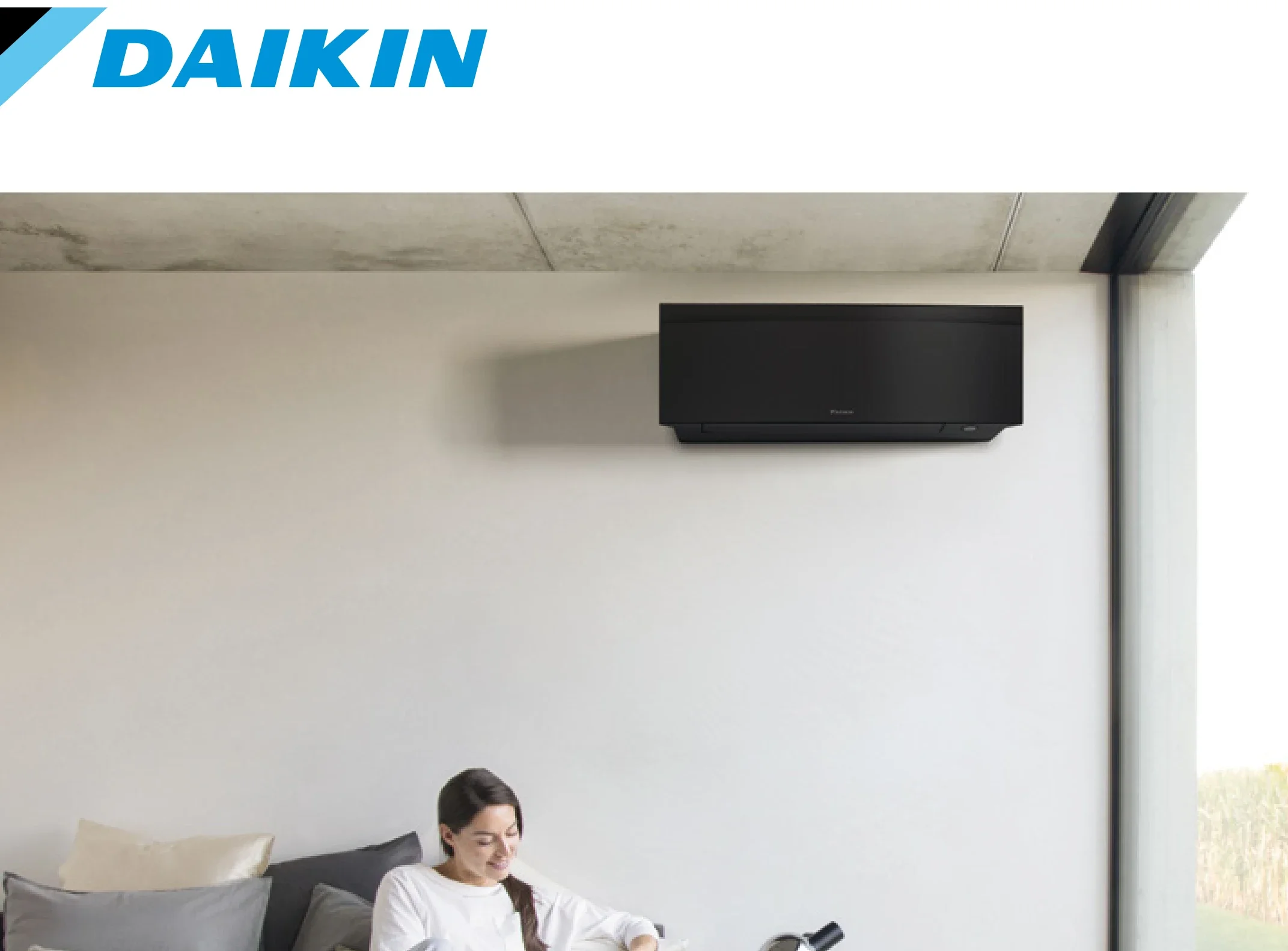 Daikin Emura in Mattschwarz an einer Wand in einem eleganten Schlafzimmer