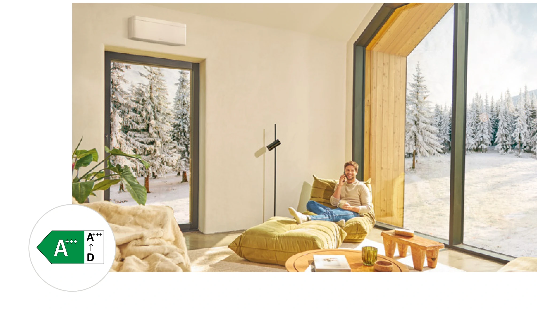 Wohnbereich mit Blick auf verschneite Bäume – Daikin Nepura-Version für zuverlässiges Heizen bis −30 °C
