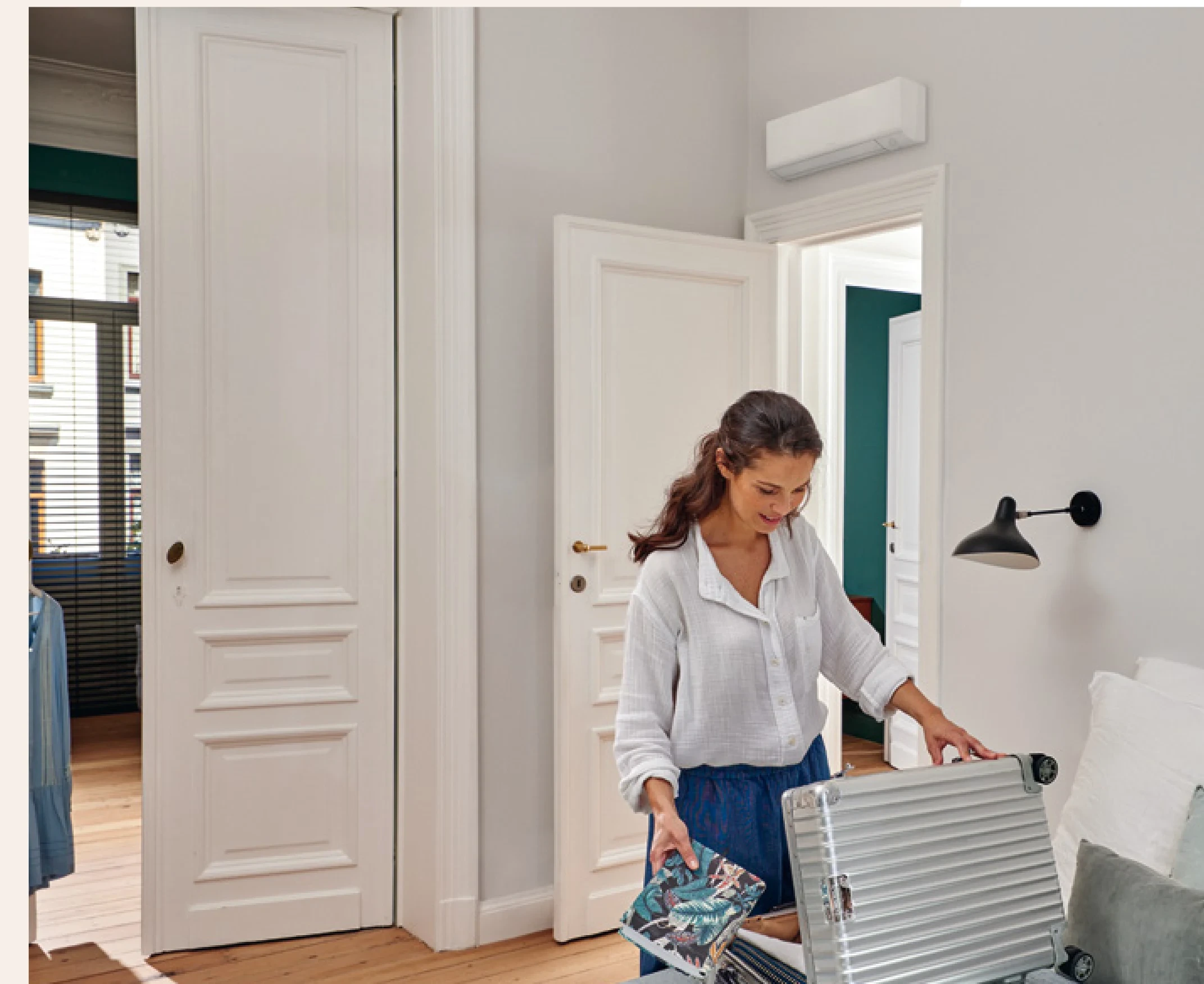 Daikin Perfera Wandgerät über einer Tür in einem hellen, freundlichen Schlafzimmer
