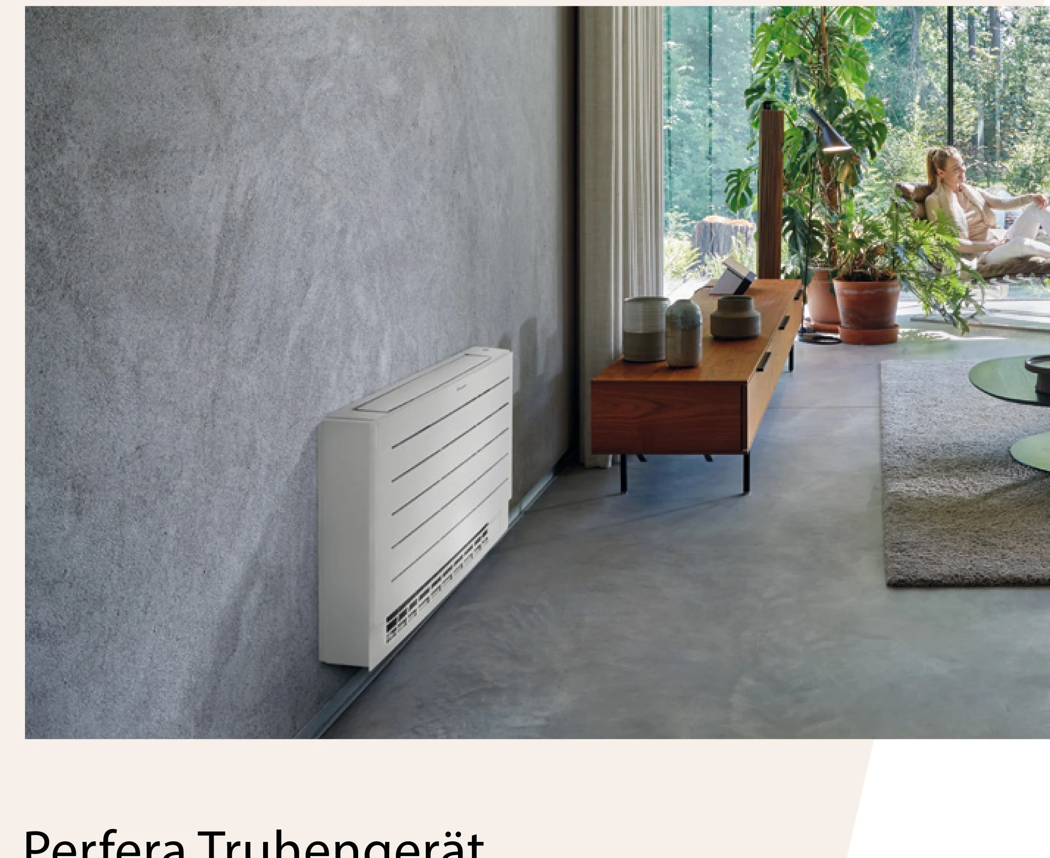 Daikin Perfera Truhengerät vor einer Sichtbetonwand mit Sitzgruppe und Terrassenblick