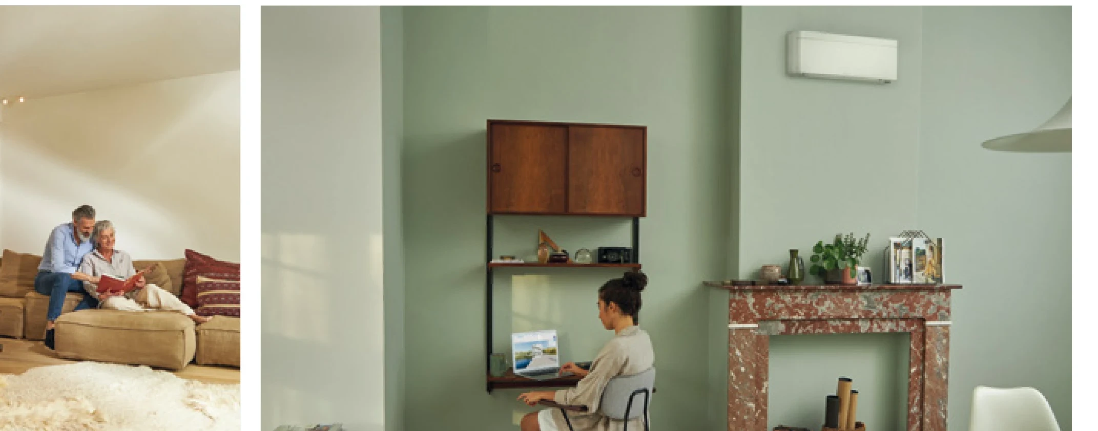 Wohnzimmerszene mit Daikin Stylish in Weiß über einem Sofa, ein Paar liest auf der Couch