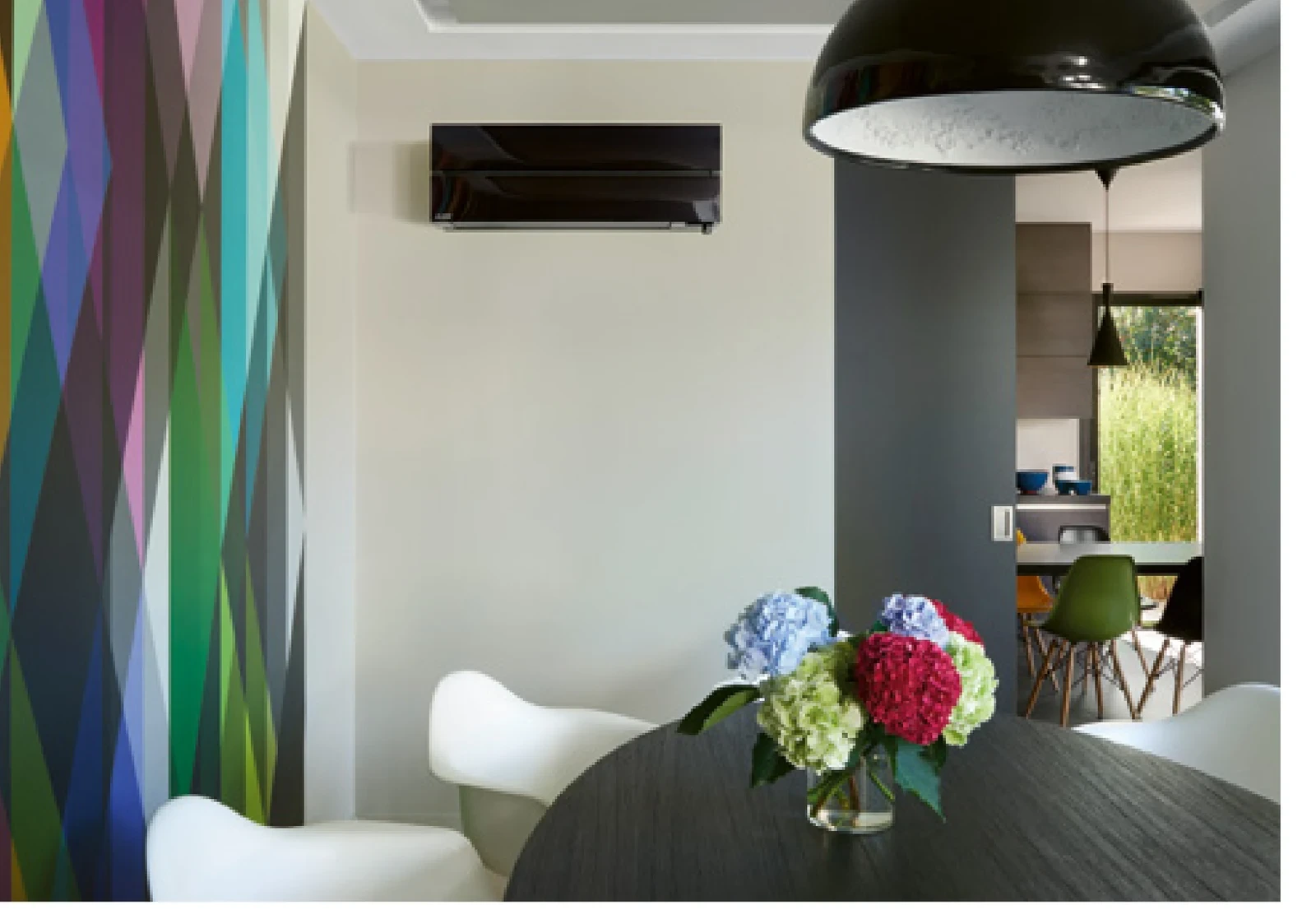 Diamond Wandgerät in Onyx Black an einer Wand mit farbenfrohem Muster in einem Essbereich