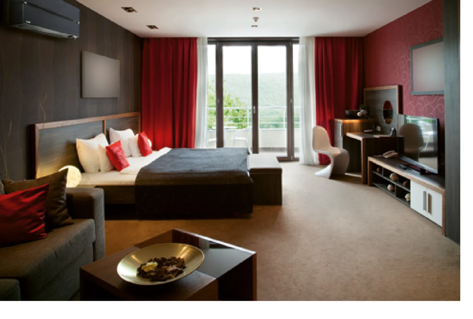 Diamond Wandgerät in Onyx Black in einem eleganten Hotelzimmer mit warmem Ambientelicht