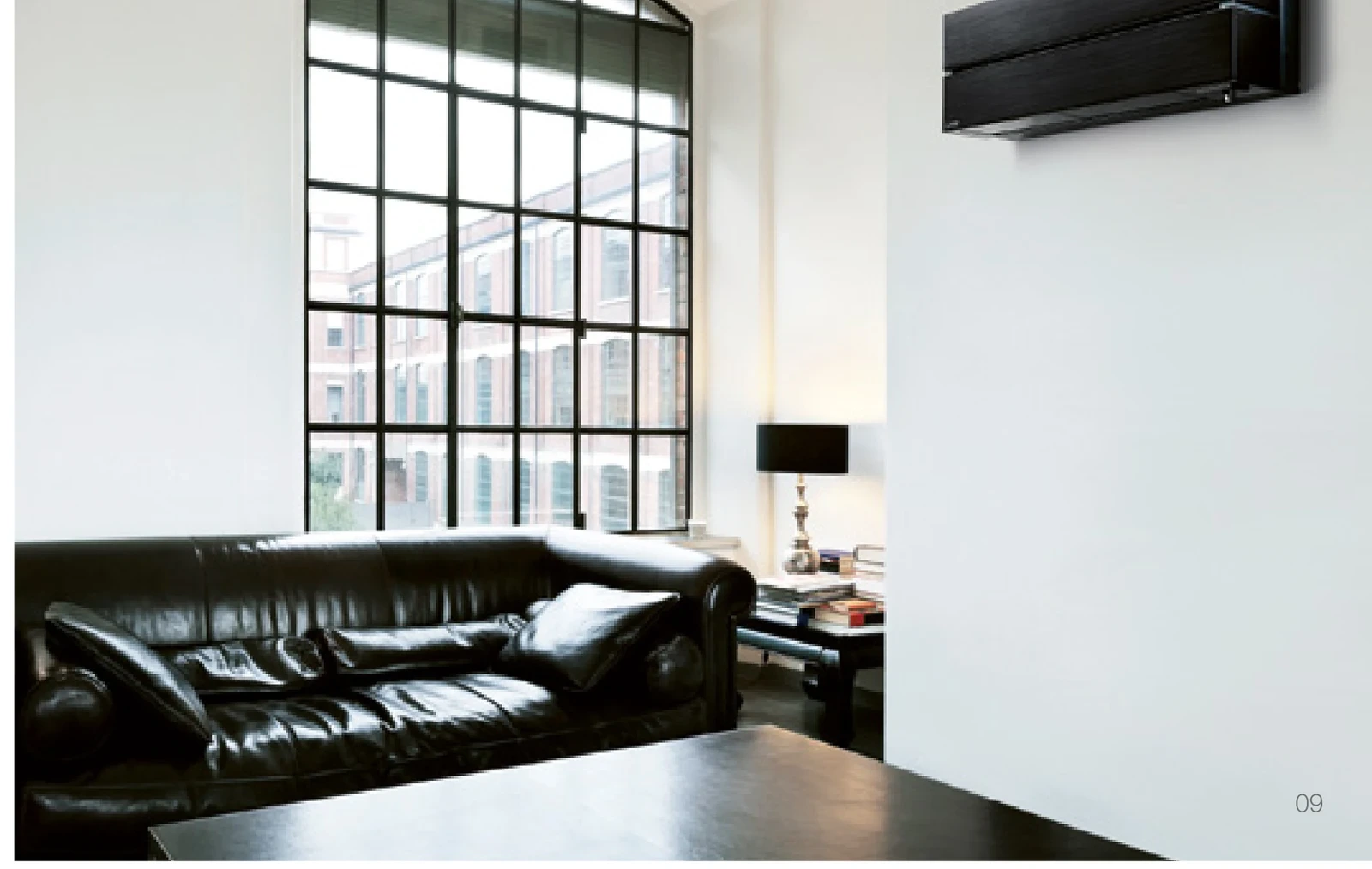 Diamond Wandgerät in Onyx Black in einem Loft mit großer Sprossen-Fensterfront und dunklem Ledersofa