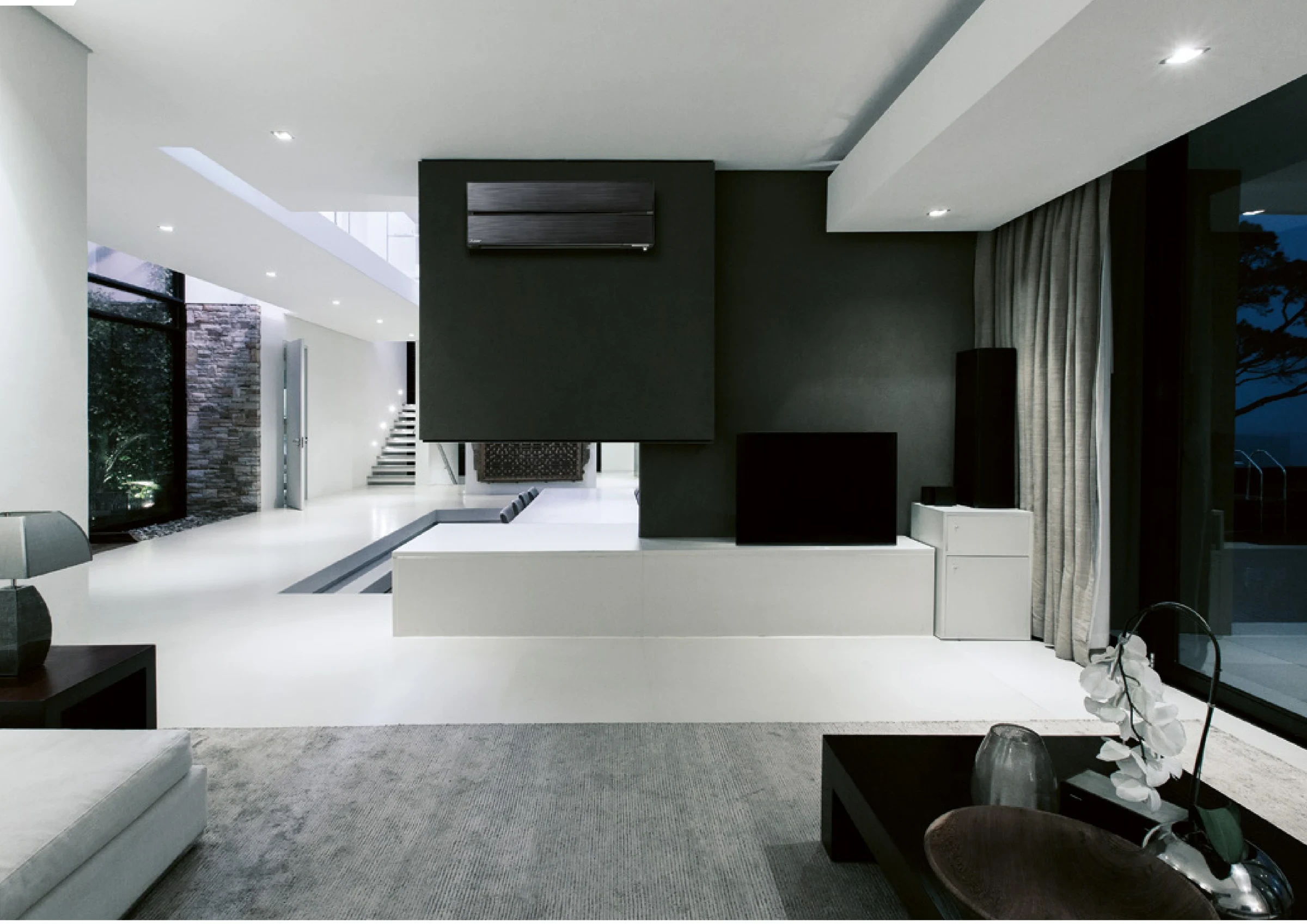 Diamond Wandgerät in Onyx Black an einer schwarz gestalteten Wand in einer modernen Halle mit Glasfront