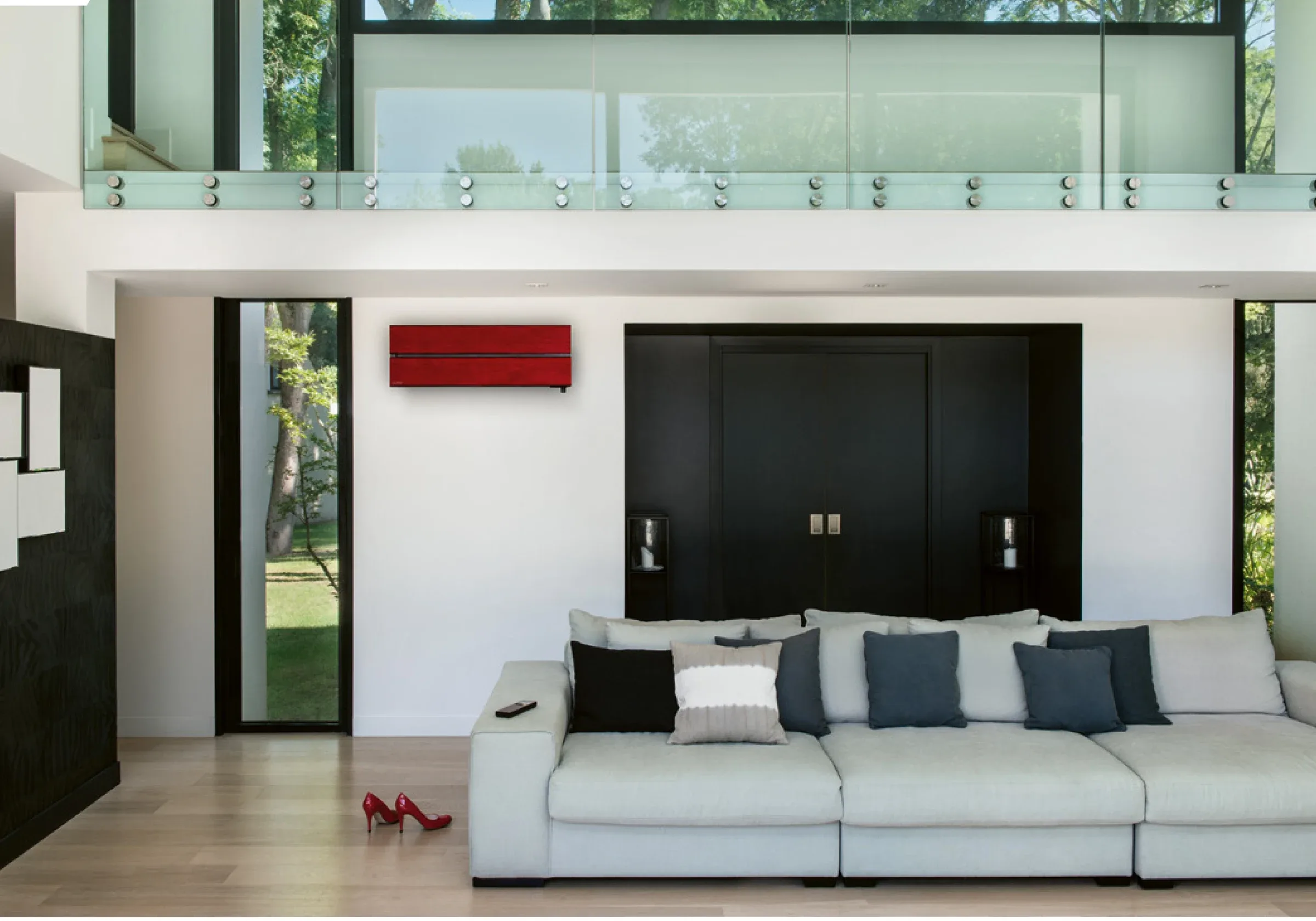 Diamond Wandgerät in Ruby Red an einer hellen Wohnzimmerwand über einem hellen Sofa