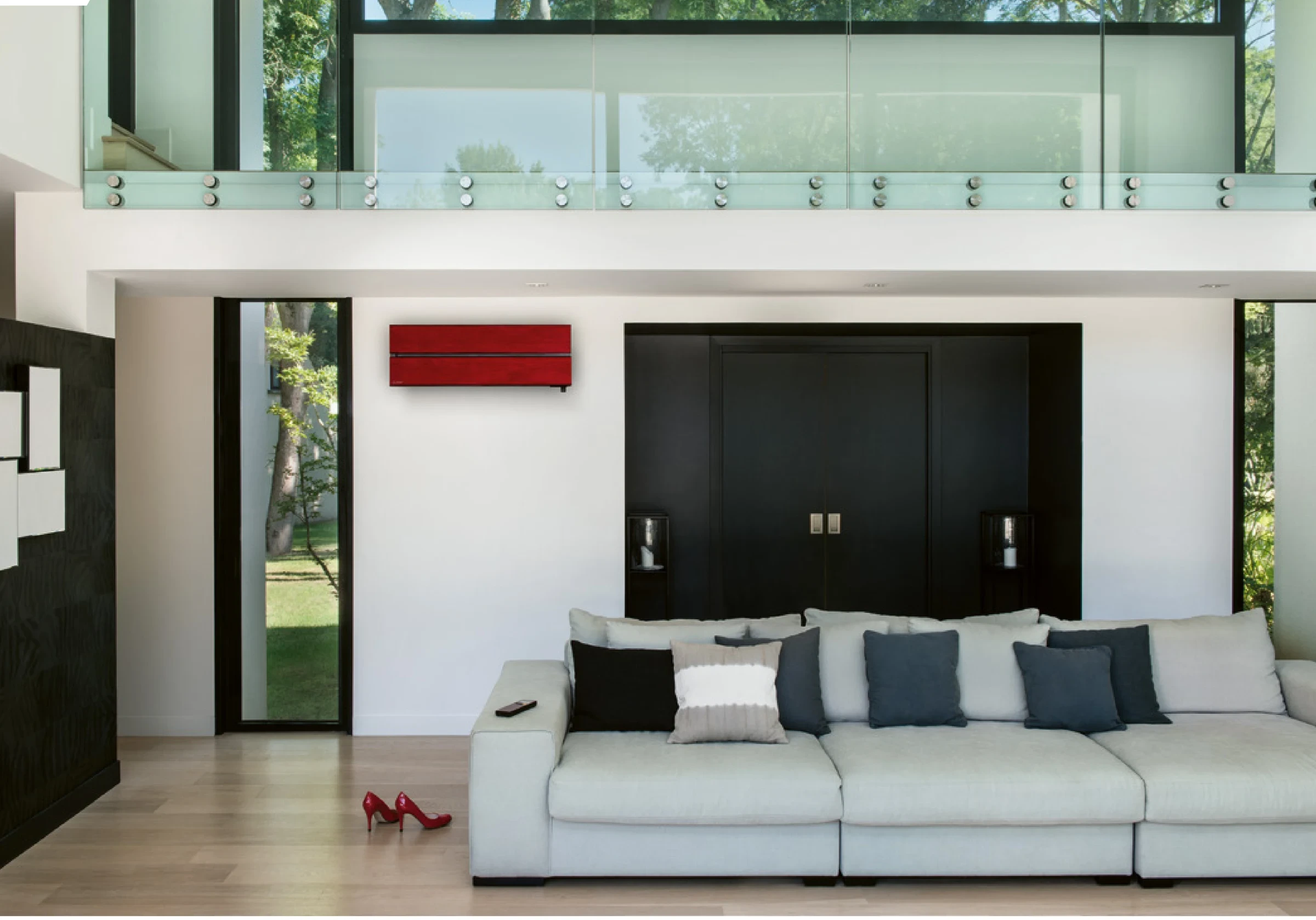 Diamond Wandgerät in Ruby Red an einer hellen Wohnzimmerwand über einem großen Sofa